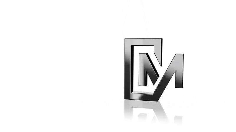 Das Chrom-Monogramm von ConstantMedia im Lichtkegel einer dunklen Studiobühne (3D-Darstellung)