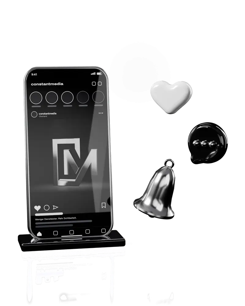 Smartphone im Dock mit Feed auf dem Display, daneben schweben ein Herz aus weißer Keramik, eine Sprechblase und eine silberne Glocke (Symbolbild für Social Media)